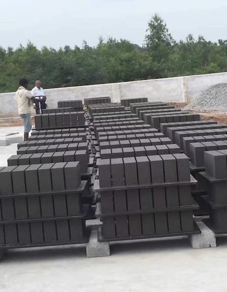 Instalación exitosa de la máquina para fabricar ladrillos de ceniza volante QT4-15 en India.