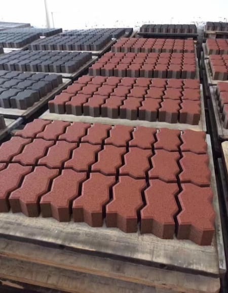 Máquina de bloques QT8-15 para bloques de pavimentación entrelazados de alta resistencia.