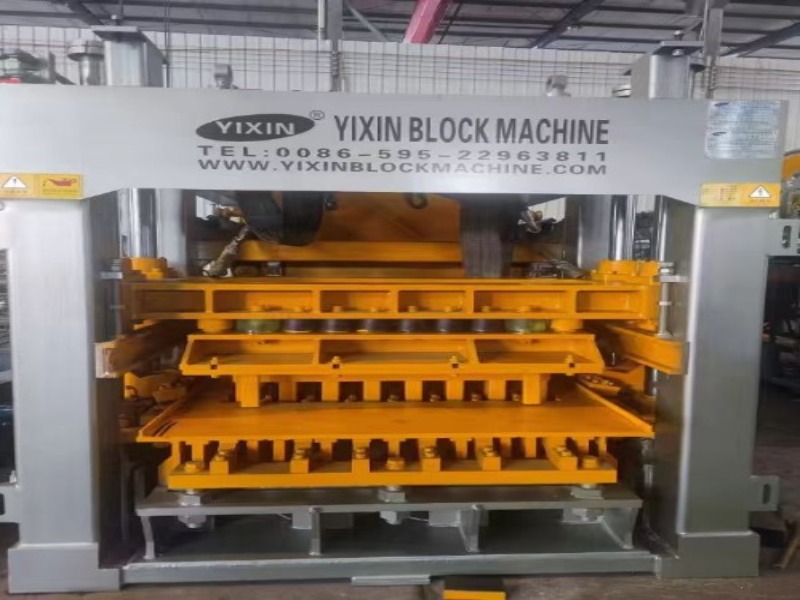La máquina de ladrillos de alta gama Quanzhou Yixin Intelligent HD15-15 se exporta a Bangladesh.
