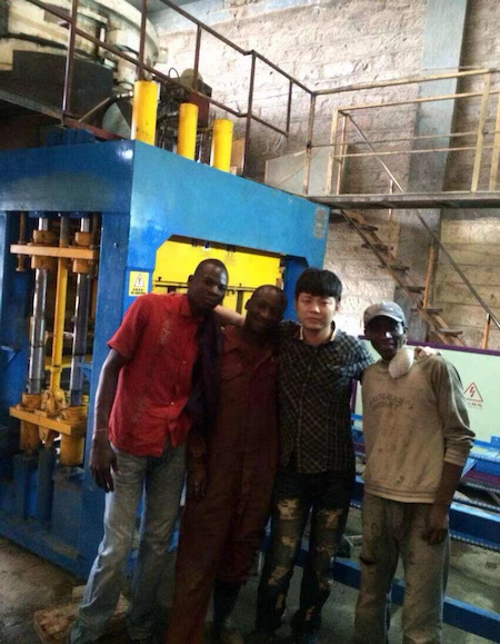 Un fabricante de adoquines en Nairobi, Kenia, aumentó su capacidad de producción y calidad con la QT9-15.